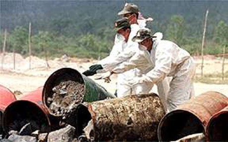 Hàng nghìn tấn hóa chất độc hại được đổ vào cảng của Campuchia.