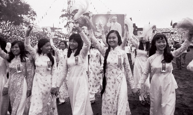 Diễu hành mừng đất nước thống nhất ở Hà Nội, ngày 30/4/1975 Ảnh: Mai Nam.