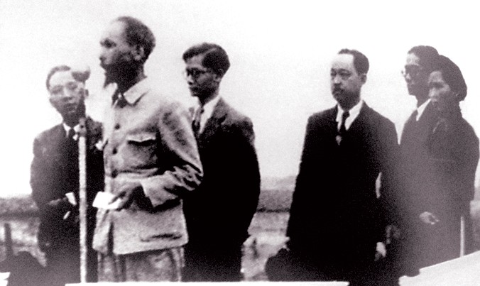 Các ĐBQH của Hà Nội (khóa I) ra mắt cử tri tại khu Việt Nam học xá (Trường ĐH Bách khoa ngày nay) tháng 1/1946. Ảnh tư liệu chụp lại.