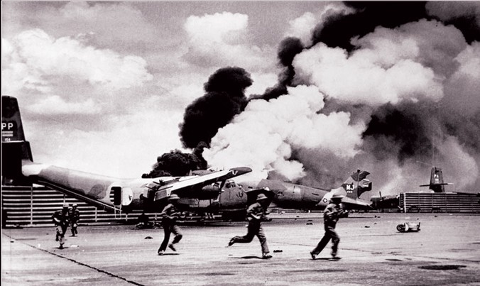 Sân bay Tân Sơn Nhất bốc cháy sau đợt tấn công của quân ta.