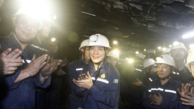Chủ tịch Tổng LĐLĐ Việt Nam Bùi Văn Cường (giữa) thăm công nhân làm việc ở hầm lò Hà Lầm, Quảng Ninh.