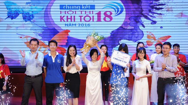 Ban tổ chức trao giải nhất cho Trường THPT Yên Hòa. Ảnh: Dương Triều.