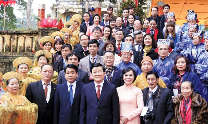 Ngày 31/1/2016, Chủ tịch nước Trương Tấn Sang với kiều bào về thăm quê hương. Ảnh: TTXVN.