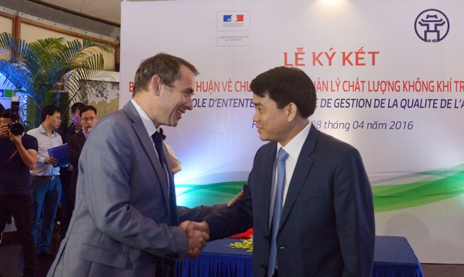 Đại sứ Pháp Jean-Noel Poirier và Chủ tịch UBND TP Hà Nội Nguyễn Đức Chung tại Lễ ký kết về việc Pháp giúp Hà Nội quản lý chất lượng không khí. Ảnh :Xuân Phú.