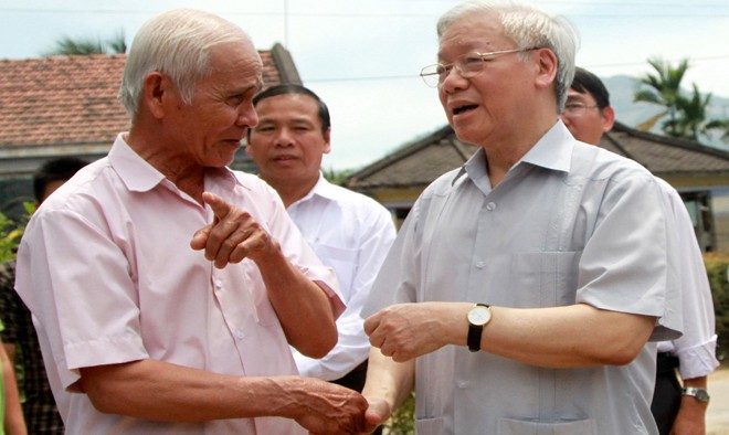 Tổng Bí thư Nguyễn Phú Trọng trò chuyện với ông Nguyễn Coi, nông dân nghèo xã Diên Điền.