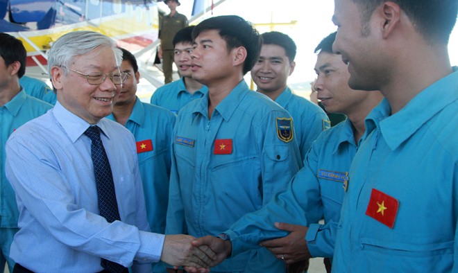 Tổng Bí thư Nguyễn Phú Trọng thăm hỏi chiến sĩ ở Lữ đoàn Không quân hải quân 954. Ảnh: Văn Kỳ.