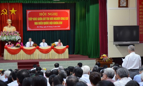 Các ứng cử viên Đại biểu Quốc hội Khóa XIV đơn vị bầu cử số 1, thành phố Đà Nẵng tiếp xúc cử tri quận Hải Châu. Ảnh: VOV giao thông.