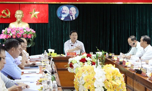 Bí thư Thành ủy TP HCM Đinh La Thăng làm việc với Quận ủy quận 3. Ảnh: Vnexpress