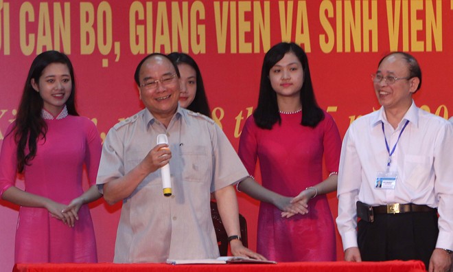 Thủ tướng Nguyễn Xuân Phúc nói chuyện với cán bộ, giảng viên, sinh viên trường Đại học Hải Phòng. Ảnh: Lâm Khánh.
