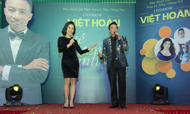 Việt Hoàn song ca cùng vợ ở Thái Nguyên. Ảnh: NVCC.