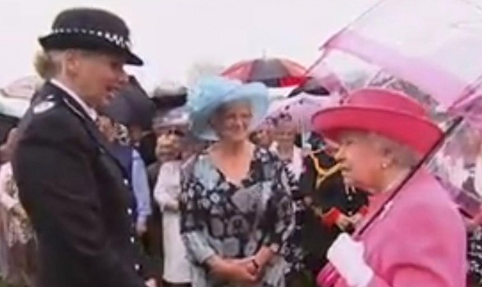 Cuộc nói chuyện giữa Nữ hoàng Elizabeth II với sĩ quan cảnh sát Lucy D’Orsi bị ghi lại và đưa lên báo. Ảnh chụp video.