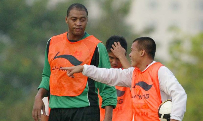 Thủ môn Phan Văn Santos (trái) từng không tận dụng được cơ hội khi được triệu tập vào ĐTVN năm 2008. Ảnh: VSI.