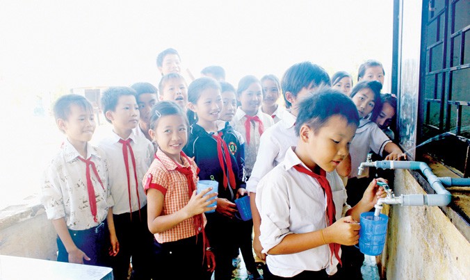 Học sinh trường tiểu học Lê Hồng Phong uống nước sạch.