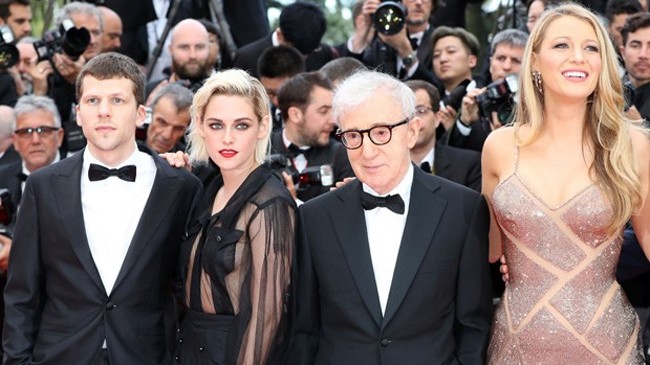 Bỏ mặc mọi lời cáo buộc của con trai, Woody Allen vẫn sánh bước cùng dàn diễn viên Hollywood trên thảm đỏ Cannes.