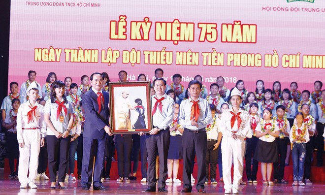 Chủ tịch nước Trần Đại Quang tặng bức tranh quý “Bác Hồ với thiếu nhi” cho Hội đồng Đội T.Ư.