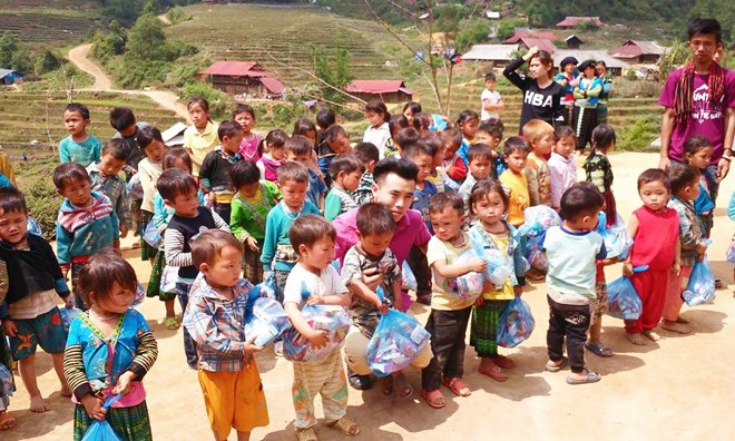 Trần Thanh Tâm (đứng, bên phải) hoàn thành điều ước thứ 6, mang niềm vui đến cho các em nhỏ ở Mà Xa Phìn, Lào Cai (Ảnh: Nhân vật cung cấp).