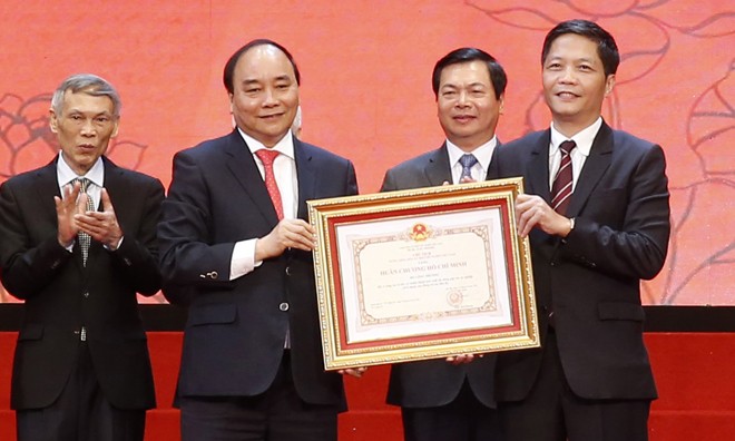 Thủ tướng Nguyễn Xuân Phúc trao tặng Huân chương Hồ Chí Minh cho ngành Công Thương Việt Nam.