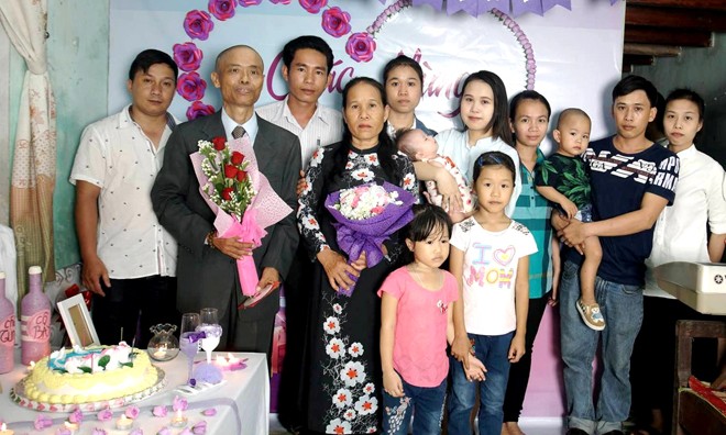 Ông Trần Văn Tùng hạnh phúc trong buối sinh nhật vợ do nhóm Nhịp đập yêu thương hỗ trợ tổ chức. Ảnh: NVCC.