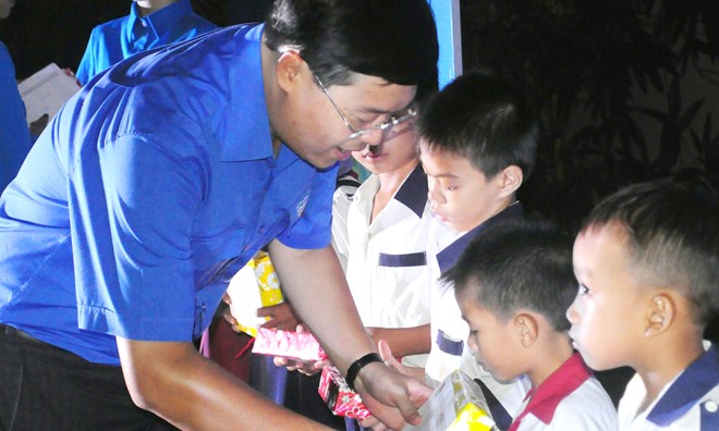 Anh Lê Quốc Phong tặng quà cho học sinh tại đảo Phú Quý.