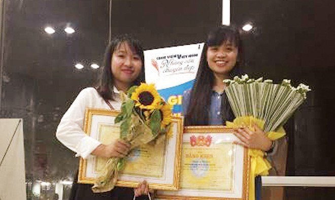 Tác giả Thanh Loan (bên trái) và nhân vật Nguyễn Thị Quy nhận giải nhất cuộc thi. Ảnh: H.T.