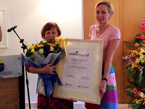 Đại sứ Thụy Điển Camilla Mellander trao tặng giải thưởng cho bà Phan Thị Hạnh.