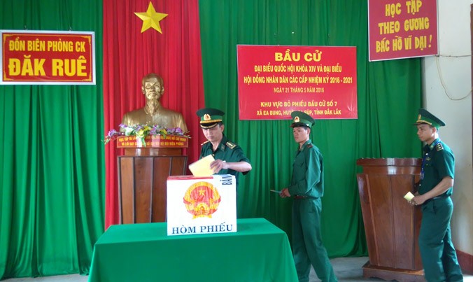 Bộ đội biên phòng bỏ phiếu ở Đắk Lắk. Ảnh: Lê Hường.