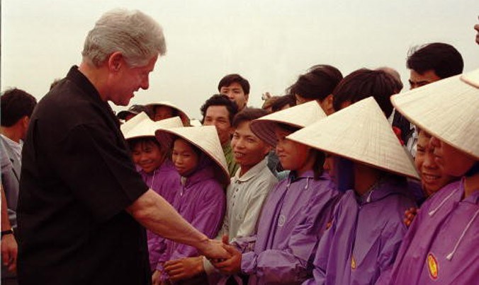 Ảnh Tổng thống B.Clinton bắt tay suốt lượt 30 người dân Tiền Châu.