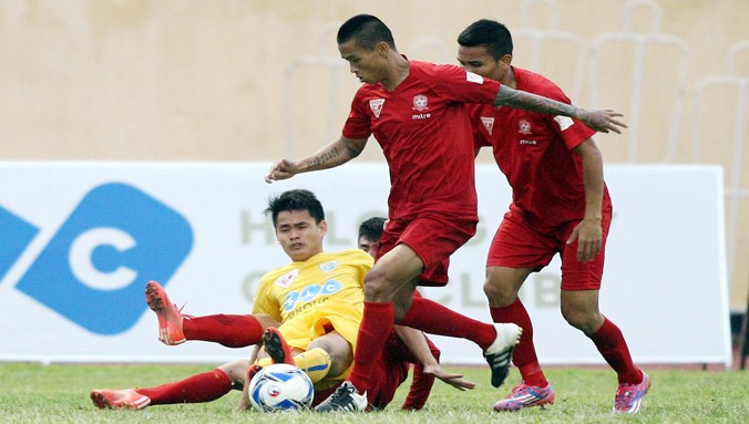 Các cầu thủ Hải Phòng (phải) đã vượt qua FLC Thanh Hóa để sớm vô địch lượt Toyota V-League sớm 2 vòng đấu. Ảnh: VSI.