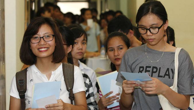 Sinh viên trường ĐH Sư phạm chờ đến lượt bỏ phiếu tại khu vực bỏ phiếu số 10, phường Dịch Vọng Hậu, quận Cầu Giấy, Hà Nội. Ảnh: Như Ý.