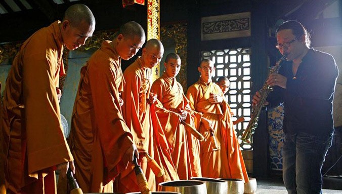 Trần Mạnh Tuấn hòa nhạc cùng sư thầy chùa Vĩnh Nghiêm. Ảnh: NVCC.