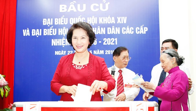 Chủ tịch Quốc hội Nguyễn Thị Kim Ngân bỏ phiếu tại khu vực bỏ phiếu số 4, phường Vĩnh Phúc, quận Ba Đình, Hà Nội. Ảnh: Hồng Vĩnh.