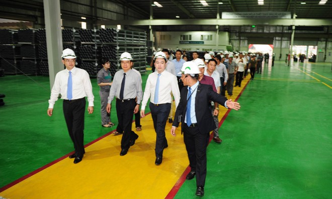 Ông Chu Văn Yêm - Phó chủ nhiệm VP Chủ tịch nước dẫn đầu đoàn đại biểu đi thăm quan Nhà máy Ống nhựa Stroman Hưng Yên.