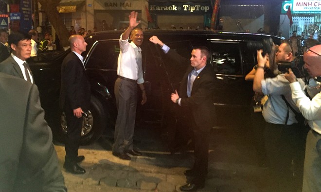 Tổng thống Barack Obama trên phố Lê Văn Hưu tối 23/5. Ảnh: Hồng Vĩnh.