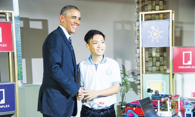Tổng thống Mỹ Barack Obama với sinh viên Ngô Huỳnh Ngọc Khánh tại Dreamplex, TPHCM. Ảnh: Xuân Ba.