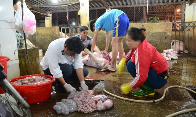 Đoàn liên ngành Tp Vinh, Nghệ An lấy mẫu thịt lợn để kiểm tra tại lò mổ lớn nhất Nghệ An.