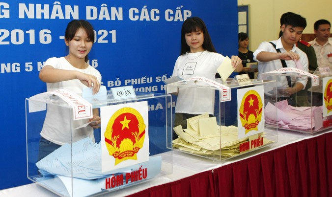 Sinh viên trường ĐH Sư phạm bỏ phiếu tại khu vực bỏ phiếu số 10 phường Dịch Vọng Hậu, Hà Nội sáng ngày 22/5. Ảnh: Như Ý.