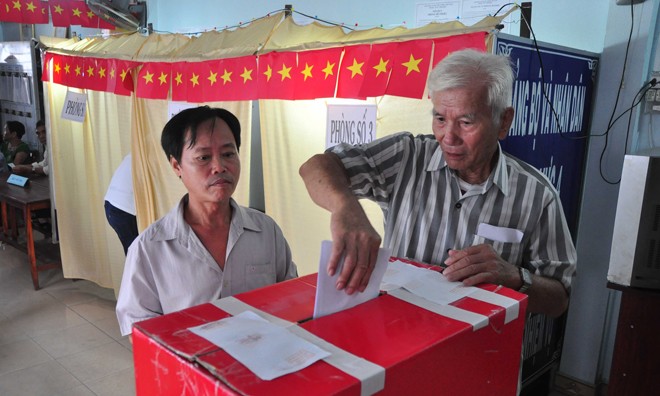 Cử tri ở phường Bùi Hữu Nghĩa (Bình Thủy) đi bầu cử.