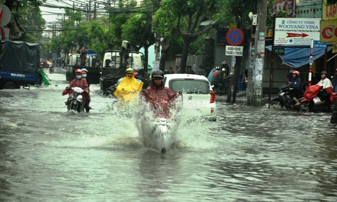 Nhiều tuyến phố TPHCM ngập trong nước sau cơn mưa chiều 30/5.