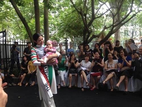 Hoa hậu Ngọc Hân biểu diễn thời trang cũng người mẫu siêu nhí 6 tháng tuổi trong chương trình "Góc phố Ý". Ảnh: L.A.