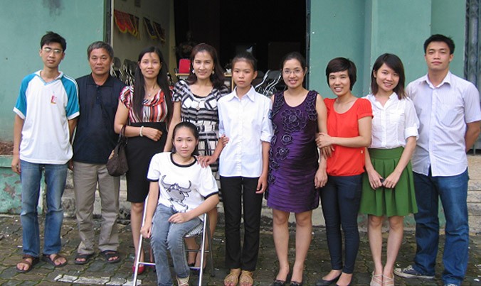 Chị Vũ Thị Dung (thứ 3, từ trái qua phải), sáng lập Quỹ Khát Vọng trong chuyến đi thăm hỏi gia đình em Trần Thị Huệ (ngồi xe, sinh viên ĐHQG Hà Nội).