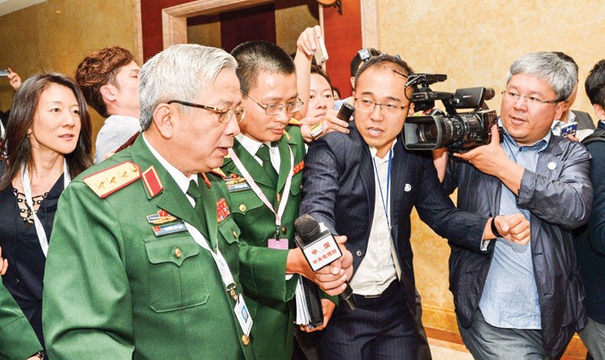 Thứ trưởng Bộ Quốc phòng Nguyễn Chí Vịnh (bên trái, phía trước) sau cuộc gặp các quan chức Trung Quốc bên lề Đối thoại Shangri-La lần thứ 15 ở Singapore ngày 3/6. Ảnh: TTXVN.