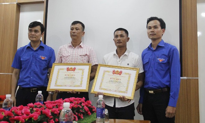 Anh Bùi Quang Huy, Trưởng ban tổ chức Trung ương Đoàn (bìa trái), trao bằng khen và tiền thưởng cho hai thanh niên dũng cảm cứu người trong vụ lật tàu trên sông Hàn đêm 4/6. Ảnh: Thanh Trần.