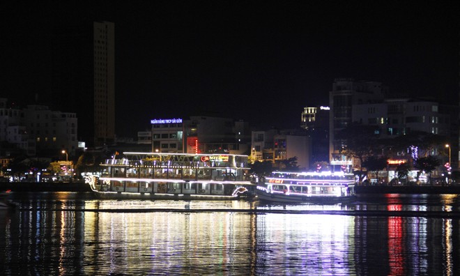Các tàu du lịch trên sông Hàn đảm bảo các tiêu chí kỹ thuật, an toàn hoạt động trở lại. Ảnh chụp đêm 14/6. Ảnh: Thanh Trần.