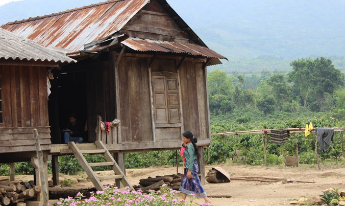Nhà ở dân cư ở miền núi của tỉnh Quảng Trị hiện khó để đạt được nông thôn mới theo tiêu chí. Ảnh: H.T.