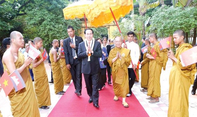 Chủ tịch nước Trần Đại Quang ngày 16/6 thăm Đại tăng thống Bour Kry ở chùa Say Pope. Ảnh: TTXVN.