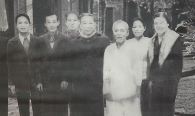 Nhà thơ Tố Hữu (giữa) và anh trai Nguyễn Nẳm (áo trắng). Ảnh: Tư liệu.