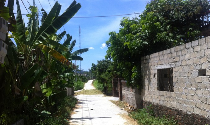 Đường bê tông và những bức tường rào kiên cố ở thôn Minh Lâm, xã Trường Lâm, huyện Tĩnh Gia (Thanh Hóa).