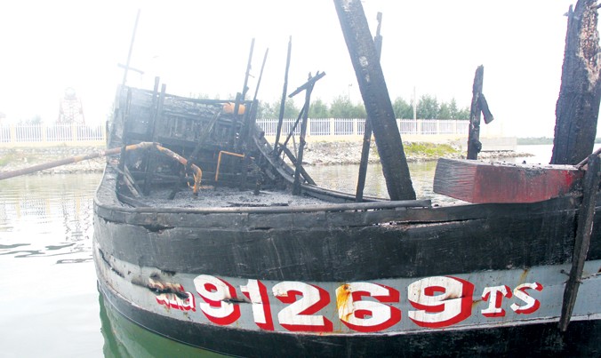 Con tàu QNa - 91269 TS của ngư dân Phạm Cương bị cháy hồi tháng 6/2014, phải đến 2 năm sau mới nhận được tiền bảo hiểm.