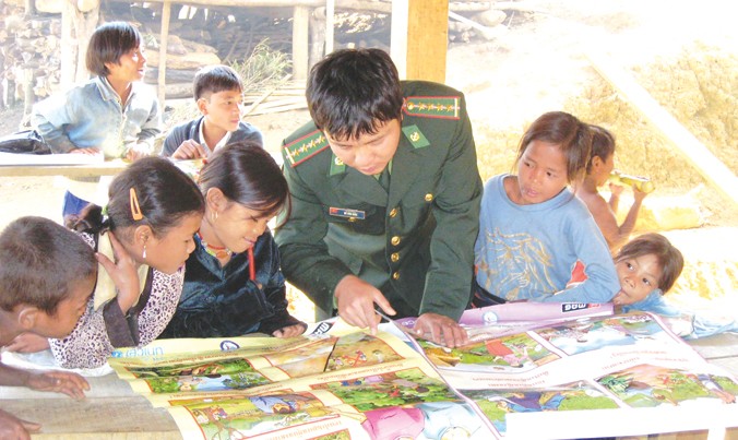 Hình ảnh người thầy giáo quân hàm xanh luôn thân thương trong lòng người dân và các em nhỏ ở Thừa Thiên - Huế.