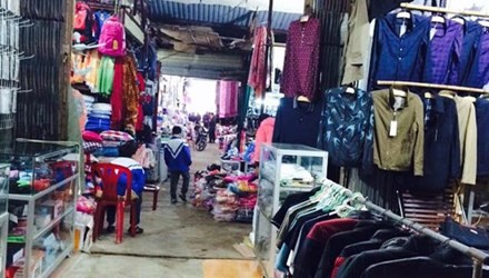 Chợ truyền thống Đồng Đăng rất thuận tiện cho việc mua bán song vẫn vắng khách, tiểu thương lo ngại ra Trung tâm thương mại sẽ khó khăn hơn.